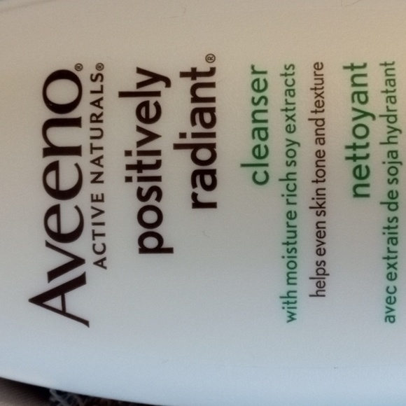 Discontinued Aveeno Positively Radiant Cleanser - Picture 2 of 4